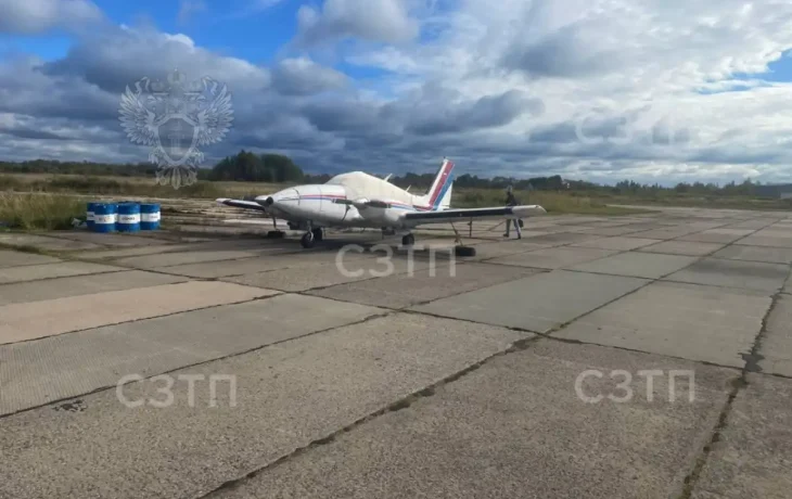 На новгородском аэродроме легкомоторный самолёт врезался в столб из-за отказа тормозов