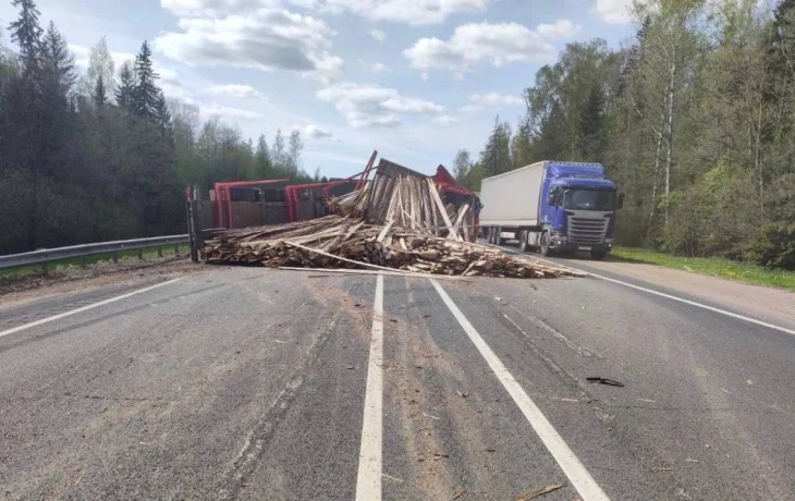 На М-10 в Крестецком округе из-за лопнувшего колеса фура врезалась в ограждение и два автомобиля