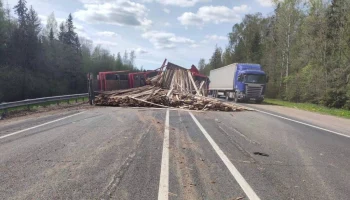 На М-10 в Крестецком округе из-за лопнувшего колеса фура врезалась в ограждение и два автомобиля