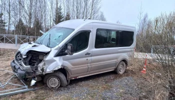 В Малой Вишере фургон снёс пешеходное ограждение