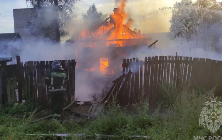 Новгородским пожарным пришлось сражаться за хозпостройки и дом Новгородским пожарным пришлось сражаться за хозпостройки и дом