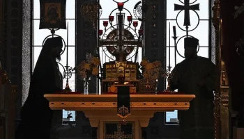 Священник РПЦ разрешил мужчинам целовать друг друга в губы