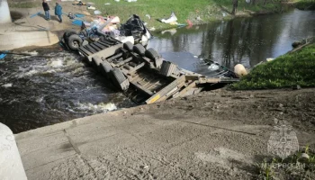 В Крестецком районе из-за упавшей в реку фуры резко поднялся уровень воды в реке Ярынья