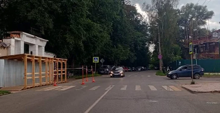 В Старой Руссе автомобиль врезался в ворота курортного парка