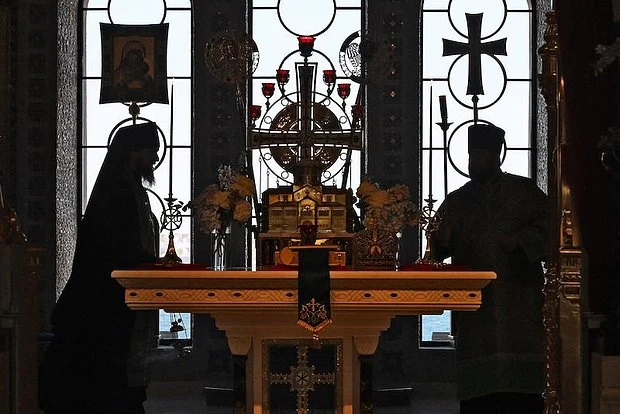 Священник РПЦ разрешил мужчинам целовать друг друга в губы Священник РПЦ разрешил мужчинам целовать друг друга в губы