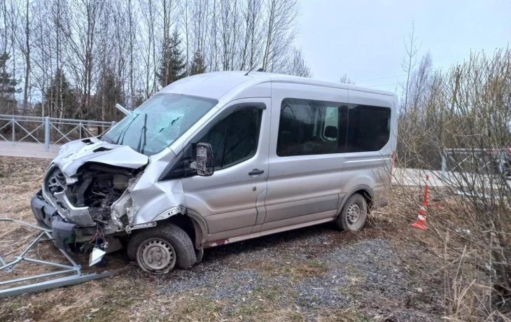 В Малой Вишере фургон снёс пешеходное ограждение