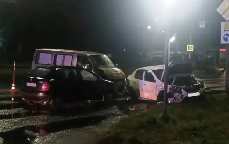 В Великом Новгороде при столкновении четырёх автомобилей пострадали мужчина и двухлетняя девочка