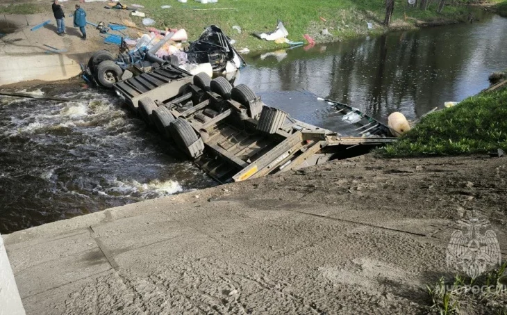 В Крестецком районе из-за упавшей в реку фуры резко поднялся уровень воды в реке Ярынья